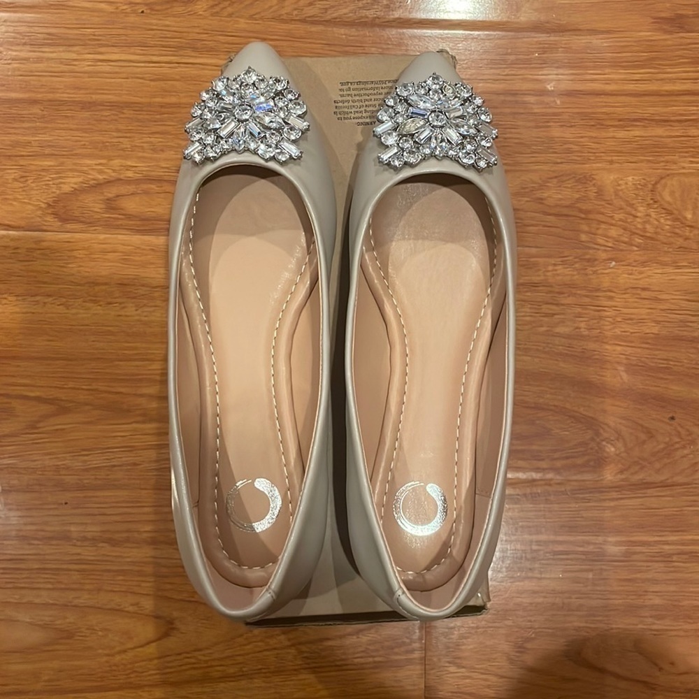New Journee Collection Renzo Flat  with jeweled brooch detail womens size 8‌‌‌